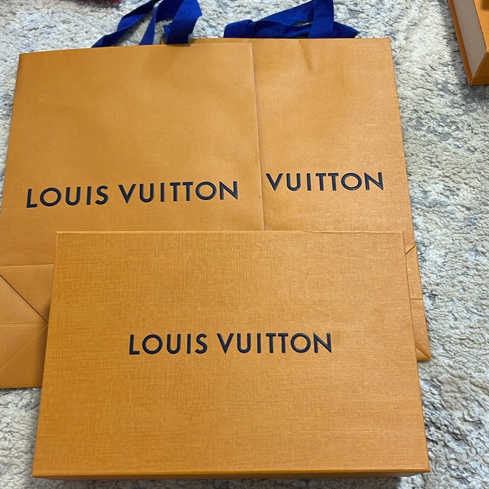 Lv box w shopping bag
